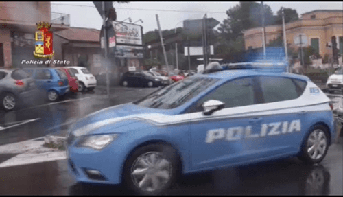 Controlli della Polizia durante l'One Day Music alla Plaia l'1 Maggio, il cane antidroga Jagus scova marijuana e hashish tra bungalow e cabine