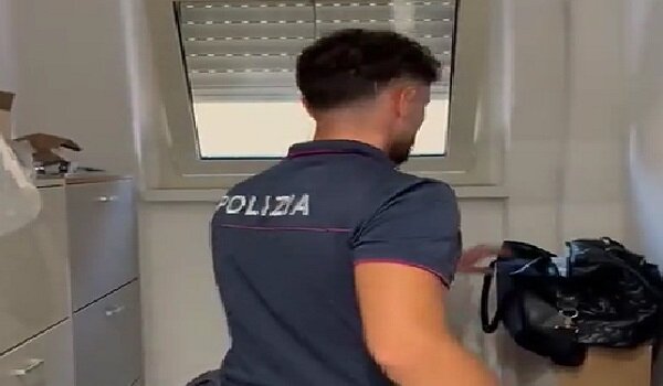 Avevano trasformato le loro abitazioni in un deposito di droga, scoperti 3650 euro falsi, due pusher di 28 e 38 anni arrestati dalla Polizia di Stato Avevano trasformato le loro abitazioni in un deposito di droga, scoperti 3650 euro falsi, due pusher di 28 e 38 anni arrestati dalla Polizia di Stato