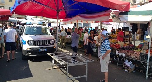 Controlli Covid-19 intensificati dalla Polizia Municipale nei mercati storici, chiusi tre esercizi commerciali