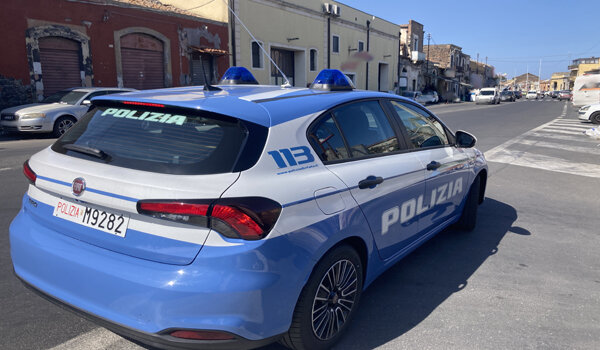 non-si-ferma-allalt-della-polizia-ma-dopo-un-inseguimento-viene-bloccato-dagli-agenti-del-commissariato-san-cristoforo-1670993597.jpg