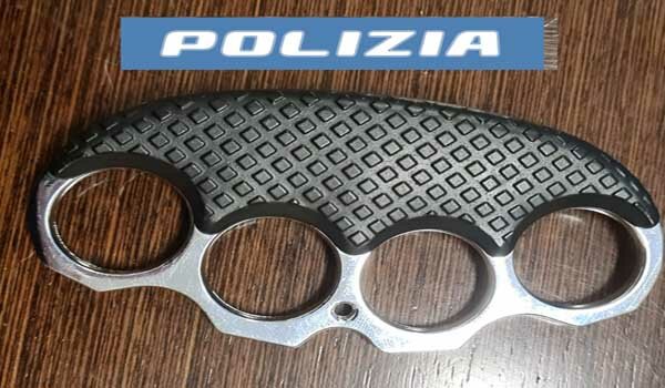 Denunciato dalla Polizia di Stato all'aeroporto etneo ennesimo passeggero in partenza con un tirapugni