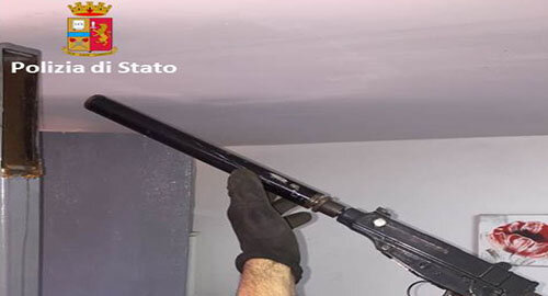 Deteneva arma da guerra e munizioni in un terreno di Misterbianco, arrestato dalla Polizia