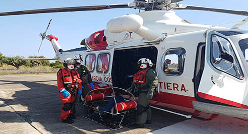 Evacuazione medica effettuata con elicottero della Guardia Costiera di Catania, soccorso giovane migrante di nazionalit&agrave; egiziana