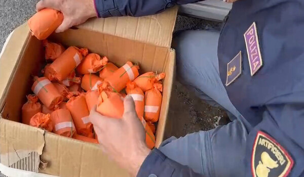 Maxi sequestro di bombe "Sinner" eseguito dalla Polizia di Stato, arrestati due catanesi trovati con 640 ordigni micidiali in auto e 110 in casa