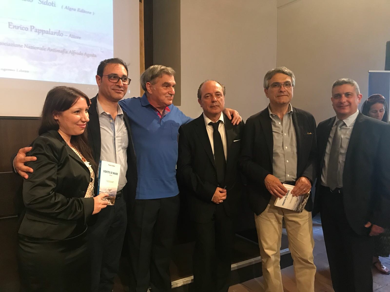 “Vento di mare” di Paolo Sidoti, presentato a Catania il romanzo che narra la vita del maresciallo Alfredo Agosta “Vento di mare” di Paolo Sidoti, presentato a Catania il romanzo che narra la vita del maresciallo Alfredo Agosta