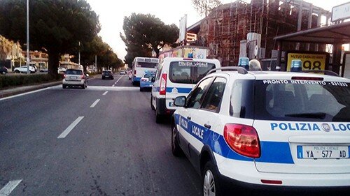 Controlli in citt&agrave; della Polizia municipale sul rispetto delle regole commerciali e ambientali