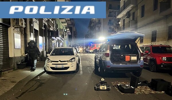 Ordigni artigianali nei distributori di una rivendita tabacchi, uno esplode l&rsquo;altro viene rimosso dagli artificieri della Polizia di Stato