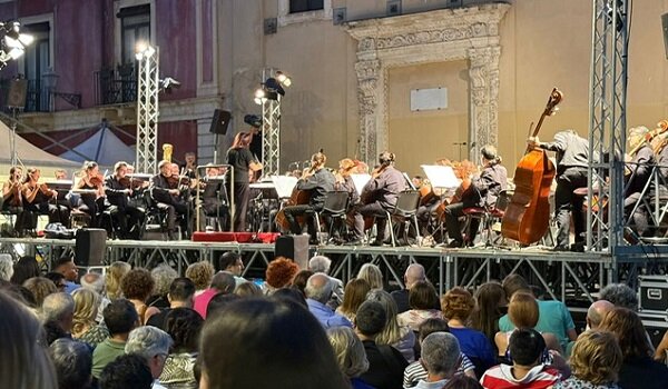 A Catania, per "Summer Fest 2025", le musiche hollywoodiane che incantano piazza Federico di Svevia