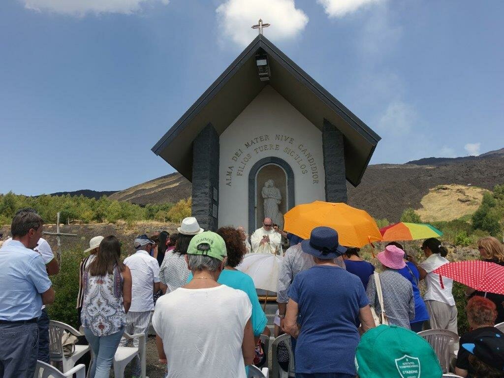 Grande affluenza di fedeli sull’Etna per la festa della Madonna della Neve Grande affluenza di fedeli sull’Etna per la festa della Madonna della Neve