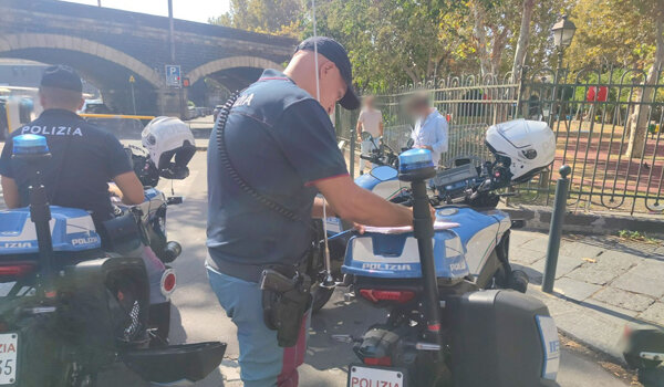 Nuova stretta della Polizia di Stato sui parcheggiatori abusivi, 15 sanzionati, di cui 12 hanno violato il Dacur Nuova stretta della Polizia di Stato sui parcheggiatori abusivi, 15 sanzionati, di cui 12 hanno violato il Dacur