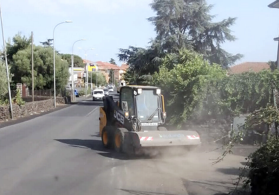 A Tremestieri Etneo raccolta cenere e cartelli salva ciclisti nel territorio comunale