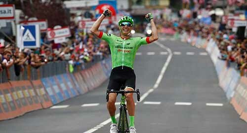 Giro d'Italia, a Canazei il francese Rolland vince in solitaria. Dumoulin sempre in rosa