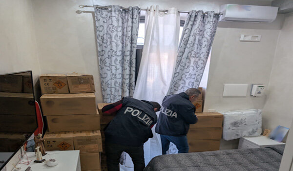 Deteneva illegalmente in casa 800 kg di materiale esplodente, arrestato dalla Polizia di Stato Deteneva illegalmente in casa 800 kg di materiale esplodente, arrestato dalla Polizia di Stato