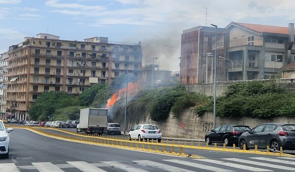 Incendio in via Milo nei pressi della Caserma Sommaruga