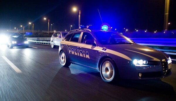 Attraversa in autostrada per compiere un gesto estremo, salvata dalla Polizia di Stato