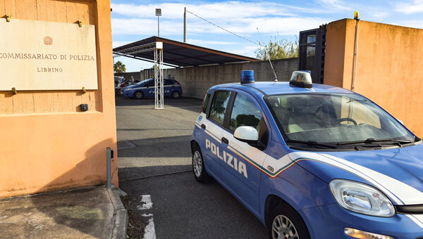 Agli arresti domiciliari ma vendeva frutta in una bancarella, arrestato dalla Polizia di Stato