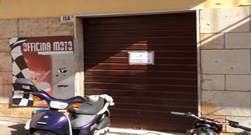 Controlli della Polizia nel quartiere Picanello, sequestro di una officina di moto completamente abusiva, trovata ambulanza priva di autorizzazione