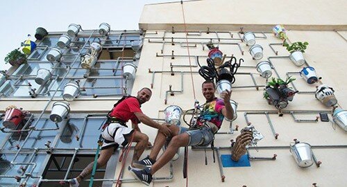 Installazione gigante e "secchiata" di colori per l'Estemporanea d'arte in verticale al Met