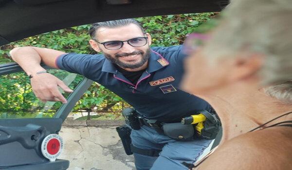 Anziana in difficoltà si aggira per le vie del centro storico, soccorsa dalla Polizia di Stato Anziana in difficoltà si aggira per le vie del centro storico, soccorsa dalla Polizia di Stato