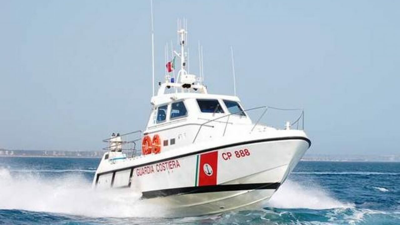 La Guardia Costiera soccorre diportisti alla deriva causa avaria