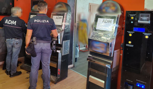 Controlli della Polizia di Stato nel quartiere Nesima, sequestrate slot machine irregolari in un chiosco, sanzioni per 68 mila euro