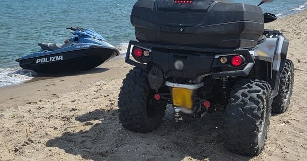 Parcheggia il quad in spiaggia per fare un bagno a mare, cinquantaseienne sanzionato per 2.000 euro dalle moto d&rsquo;acqua della Polizia di Stato