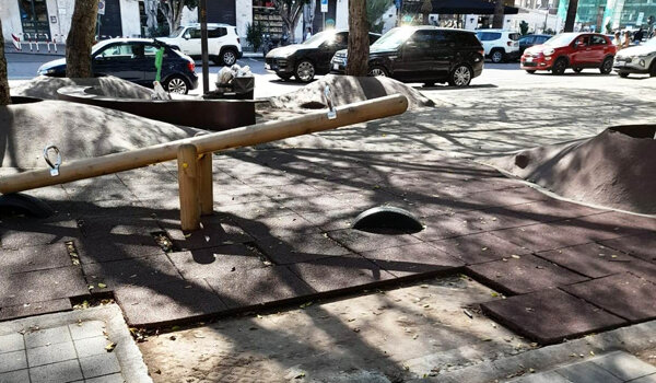 Pericolo e degrado nel parco giochi di piazza Abramo Lincoln, denuncia del Comitato Cittadino Vulcania Pericolo e degrado nel parco giochi di piazza Abramo Lincoln, denuncia del Comitato Cittadino Vulcania