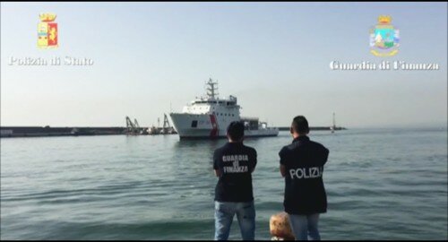 Fermati 5 scafisti per lo sbarco di 409 migranti e 4 cadaveri giunti al Porto di Catania il 2 Agosto Fermati 5 scafisti per lo sbarco di 409 migranti e 4 cadaveri giunti al Porto di Catania il 2 Agosto