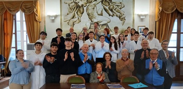 Natale, occhiali da vista per piccoli e grandi studenti con iniziativa solidale promossa dal Consiglio comunale