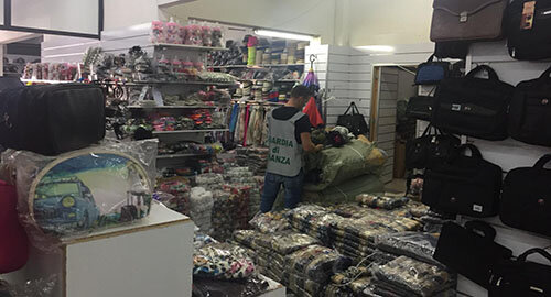 Sequestrati dalla Guardia di Finanza oltre 4,6 milioni di articoli illegali, denunciato il gestore cinese di azienda di Misterbianco