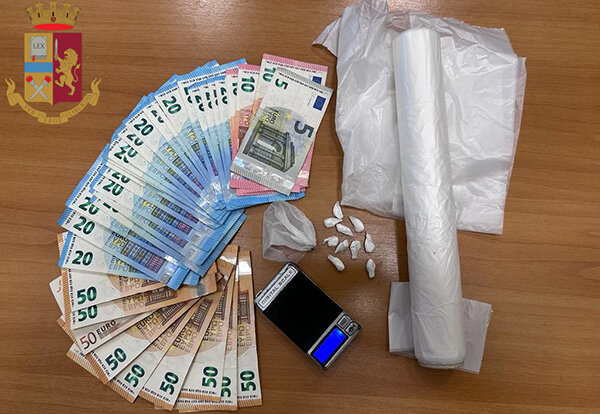 Arrestato spacciatore dagli agenti del Commissariato di Acireale Arrestato spacciatore dagli agenti del Commissariato di Acireale