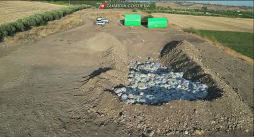Sigilli della Polizia ambientale della Guardia Costiera a una discarica abusiva in un terreno dove si bruciavano rifiuti prodotti dal parco acquatico Etnaland, nel territorio di Belpasso Sigilli della Polizia ambientale della Guardia Costiera a una discarica abusiva in un terreno dove si bruciavano rifiuti prodotti dal parco acquatico Etnaland, nel territorio di Belpasso
