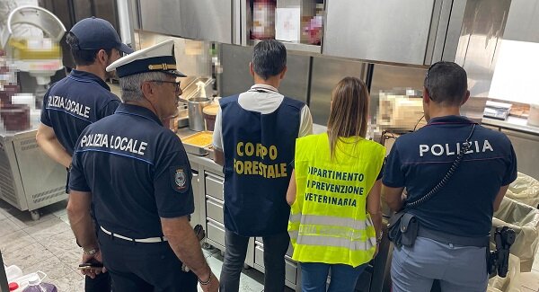 Controlli della task force coordinata dalla Polizia di Stato in due attivit&agrave; commerciali del Centro, sanzioni per oltre 20.000 euro