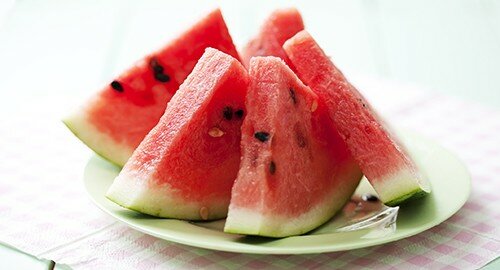 Frutta di stagione, il cocomero, consigli per gli acquisti: per sceglierlo gratta e bussa Frutta di stagione, il cocomero, consigli per gli acquisti: per sceglierlo gratta e bussa