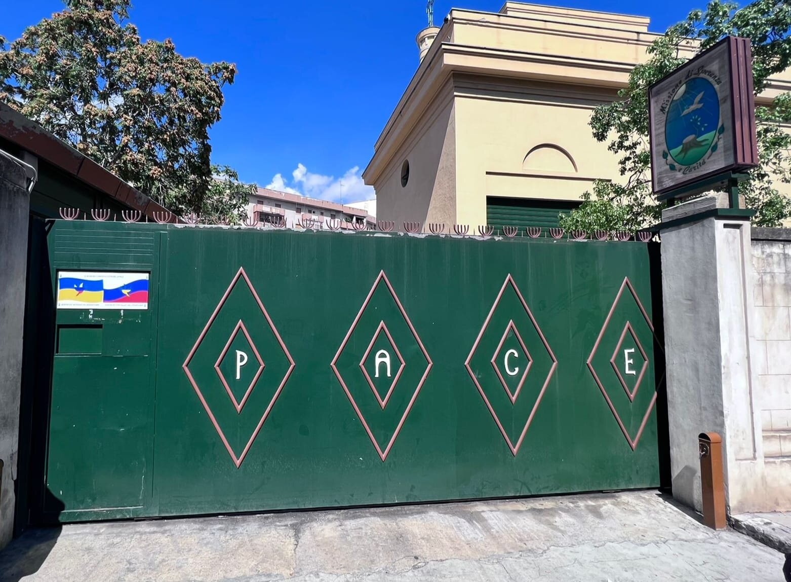 Missioni Speranza e Carità con le bandiere di Ucraina e Russia, appello di Fratel Biagio: “Il Buon Dio ci invita a costruire la Pace” Missioni Speranza e Carità con le bandiere di Ucraina e Russia, appello di Fratel Biagio: “Il Buon Dio ci invita a costruire la Pace”