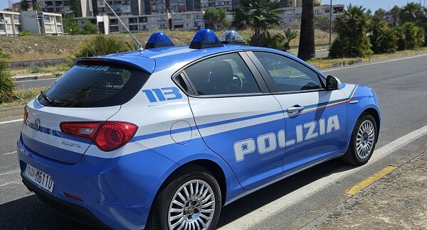 Aggredisce la suocera mentre tiene in braccio il figlio di un anno, poi si scaglia contro i poliziotti, arrestata ventunenne