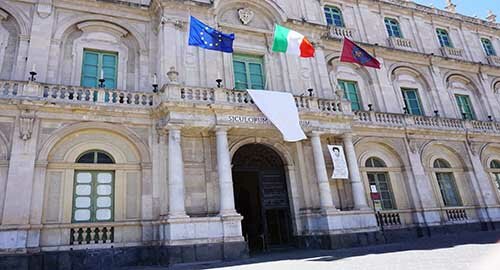 Un lenzuolo bianco al Palazzo centrale dell&rsquo;Universit&agrave; contro la mafia in ricordo di Falcone e Borsellino