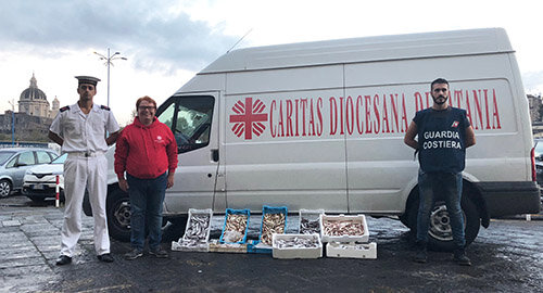 Guardia Costiera dona alla Caritas pesce sequestrato ad Aci Castello