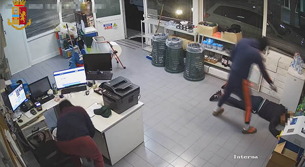 Operazione "Catena spezzata" della Polizia di Catania, sgominata banda di rapinatori violenti, fatta luce su quattro rapine ed altri reati
