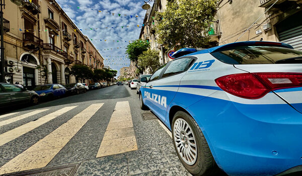 Poliziotti sventano furto d&rsquo;auto in via Plebiscito, ladro denunciato e vettura riconsegnata al proprietario