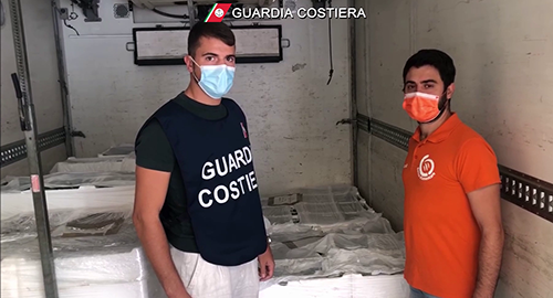 Guardia costiera, maxi sequestro di pesce azzurro in un deposito di stoccaggio ad Acireale