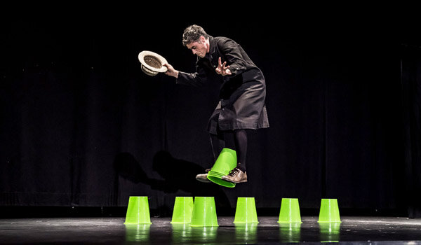 Il 10 maggio al Centro Zo di Catania, per "Cirque", Fabrizio Rosselli con "Bak&eacute;k&eacute;" trasforma i fallimenti in giochi con i secchi