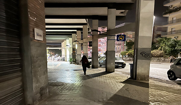 I portici di via Torino, a "Borgo-Sanzio", al buio da quattro mesi, segnalazione dei residenti e del Comitato Vulcania