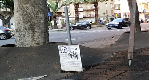 Piazza Lincoln a "Borgo-Sanzio" dimenticata: degrado, sporcizia, verde pubblico senza manutenzione, la denuncia del Comitato Vulcania