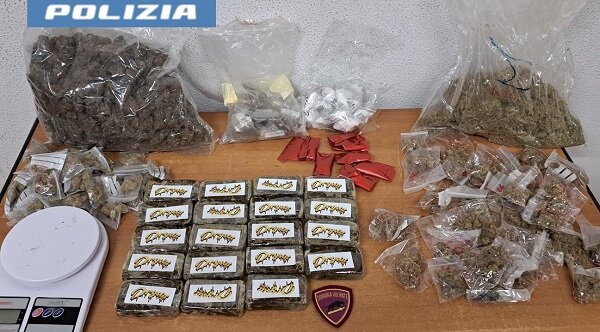 Trentasettenne rider della droga trovato con quasi 3 chili e mezzo di sostanza stupefacente, arrestato dalla Polizia di Stato Trentasettenne rider della droga trovato con quasi 3 chili e mezzo di sostanza stupefacente, arrestato dalla Polizia di Stato