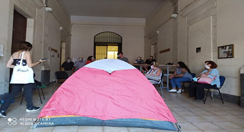 Indagati dalla Digos 9 giovani per manifestazione senza preavviso e lesioni personali ad un poliziotto Indagati dalla Digos 9 giovani per manifestazione senza preavviso e lesioni personali ad un poliziotto
