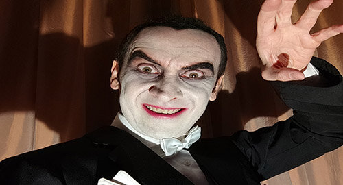 Il 26 agosto al Castello Ursino di Catania, per "Catania Summer Fest", in scena "I am Dracula" (Io sono Dracula) di e con Alessandro Ferrari Il 26 agosto al Castello Ursino di Catania, per "Catania Summer Fest", in scena "I am Dracula" (Io sono Dracula) di e con Alessandro Ferrari