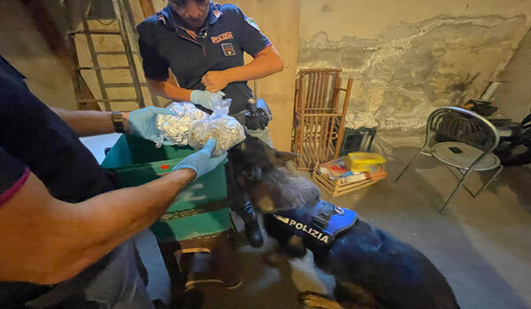 Il fiuto di Ares e Maui ha permesso alla Polizia di Stato di arrestare un ventiduenne per detenzione ai fini di spaccio