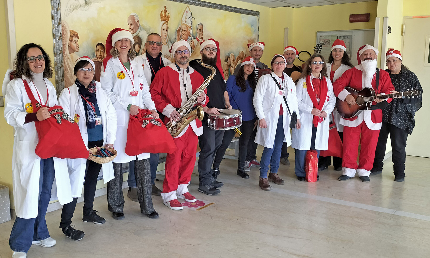 Volontari LILT e Lennon Club al "Garibaldi" di Nesima per gli auguri di Natale