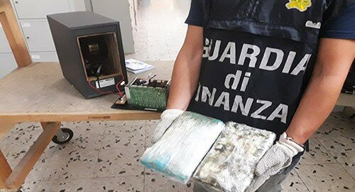 Arrestato alla Stazione dalla Guardia di Finanza un corriere dominicano con 2,5 Kg. di cocaina nascosta in un diffusore acustico Arrestato alla Stazione dalla Guardia di Finanza un corriere dominicano con 2,5 Kg. di cocaina nascosta in un diffusore acustico